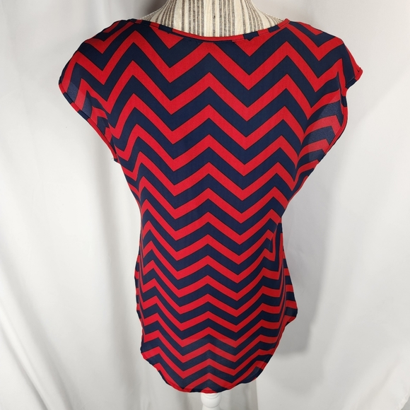 HeartSoul Navy & Red Zig Zag Striped Hi-Low Hem Short Sleeve Top Size Small - Picture 4 of 8